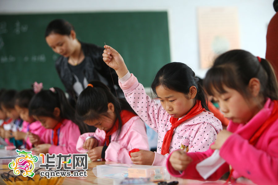 放学啦去乡村学校少年宫学美术 女孩编织画家