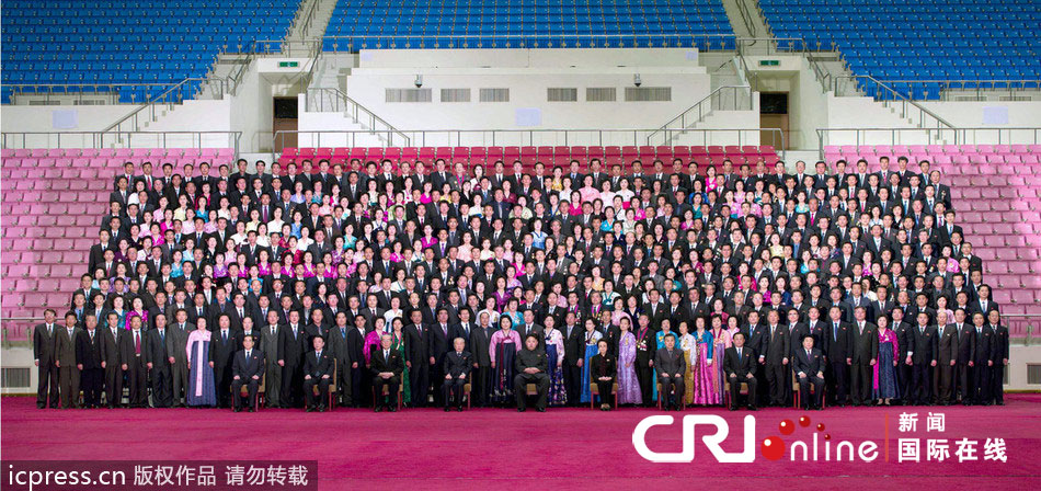 金正恩与轻工业大会与会者合影留念(高清组图