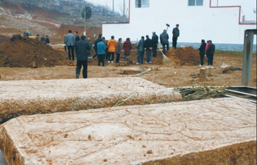 淮北绿化工人挖树坑发现汉墓 已遭盗墓者破坏_资讯频道_凤凰网