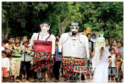 柬埔寨 亡人节,还做纸人进行展示。