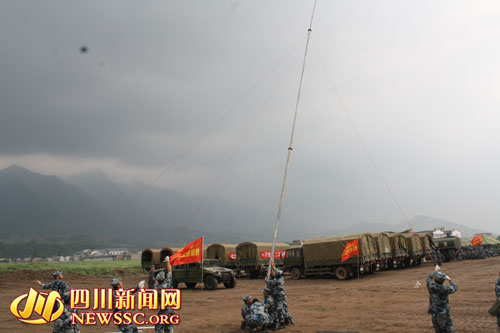 成空装备部官兵克服困难紧急搭建避雷装置(组