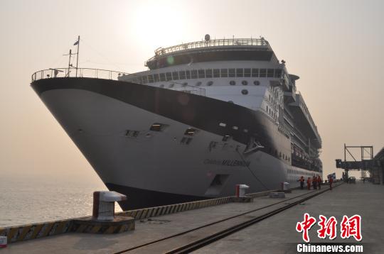 千禧年号邮轮首访沪 绿色通道抢救八旬老妪