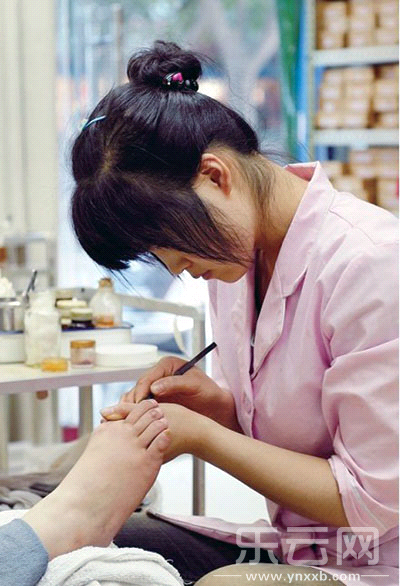 学修脚技艺 女孩从纠结变得坦然