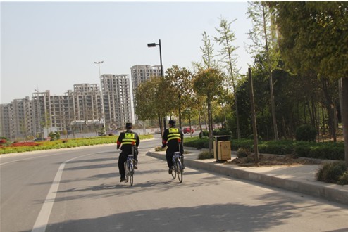 许昌民警骑车巡逻 提倡勤俭节约之风(图)