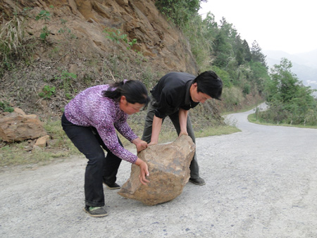 竹山石代军永保十星不褪色 坚持义务护路传美