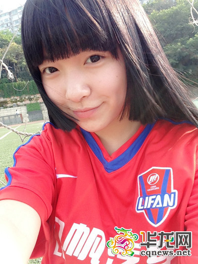 重庆德比打响 涪陵女学生球迷身披球衣为力帆