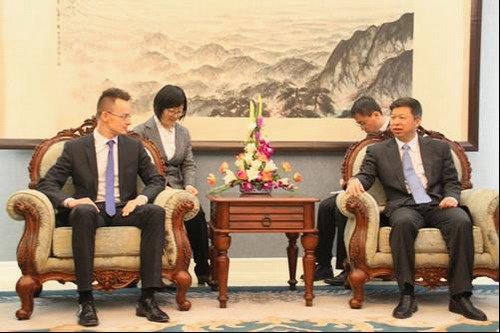 外交部副部长宋涛会见匈牙利总理府国务秘书西