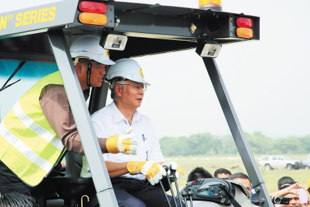 马来总理开挖机 为中国制造奠基_资讯频道_凤凰网