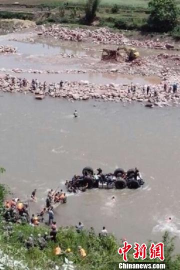快讯:地震灾区军民齐心救援落水救援车