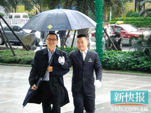 珠江新城便利店、报摊的伞只卖不租 掏几十元