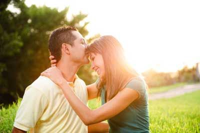 两性心理:一见钟情时 女人会有啥生理反应?
