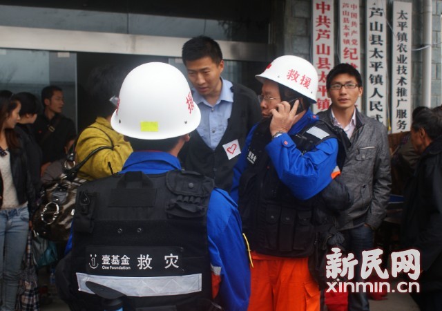 图说:救援队在芦山县太平镇。高博供图