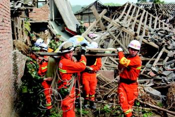 雅安地震受灾人口_...以承受的伤痛 雅安地震受灾现场直击(2)