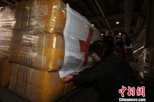 图为台湾红十字组织负责人王清峰在检视赈灾物资。　董会峰　摄