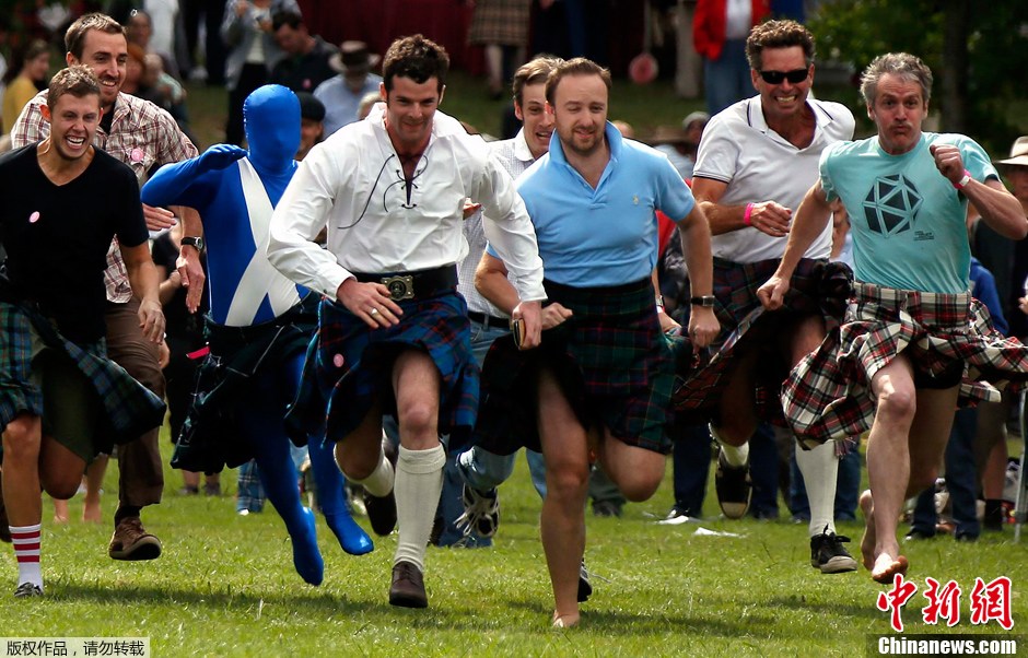 苏格兰高地运动会 男人穿裙子赛跑