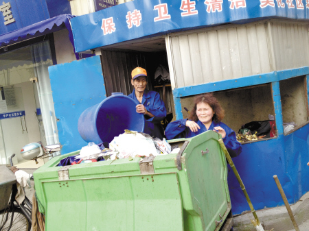 夫妻档保洁员28年呵护小区 分外事也抢着做