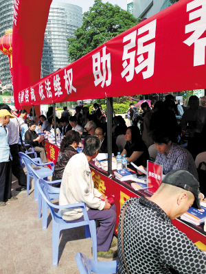 云南省近百名律师上街提供免费法律咨询服务