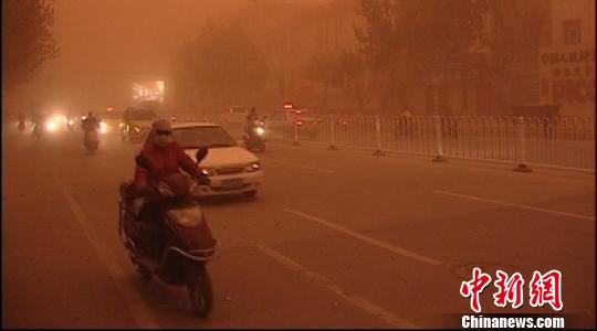 新疆喀什遭遇沙尘暴 白昼如黑夜(图)