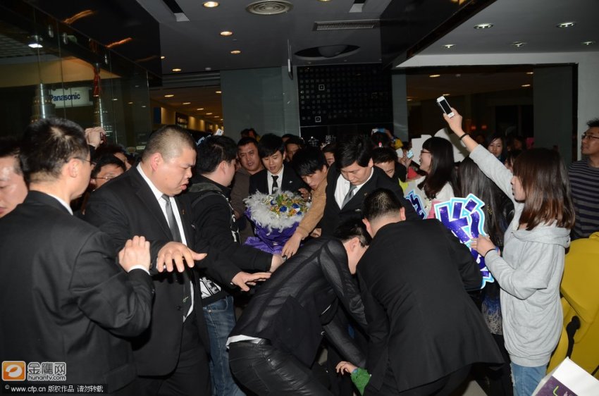 上海踩踏事件亲历者:有人从楼上撒纸币造成哄