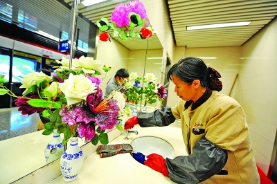 徐阿姨女鞋清理洗手池.刘浏摄正在情趣阿里巴巴图片