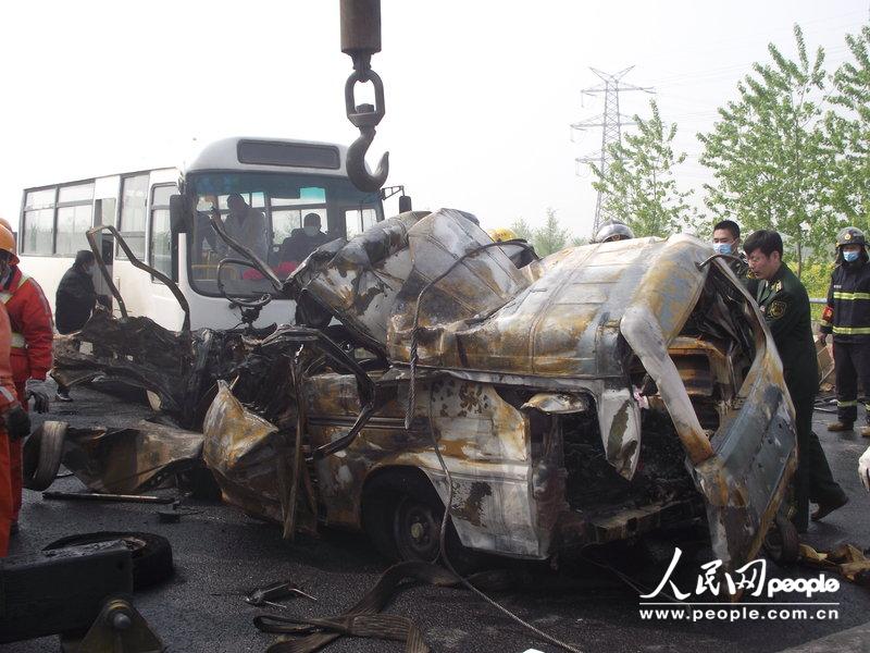 江苏盐城发生特大交通事故 面包车追尾货车后