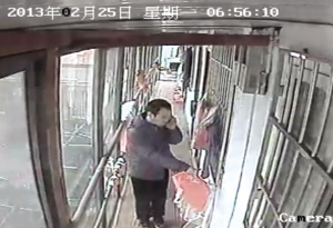 上单身公寓里面住着10多个小姑娘内衣<em>内裤</em>晒