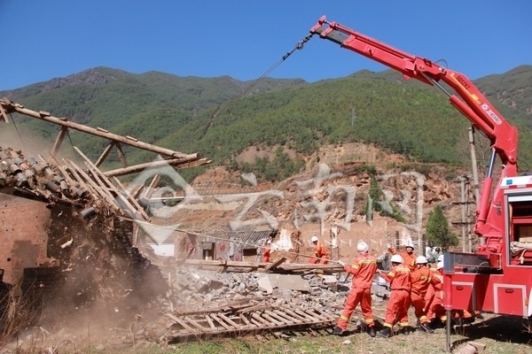 云南会泽举行2013年地震灾害应急救援演练