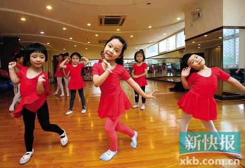 边讲故事边跳舞,小朋友们很欢乐