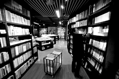 季风书园新店开张卖起新鲜果蔬 读者议论这是