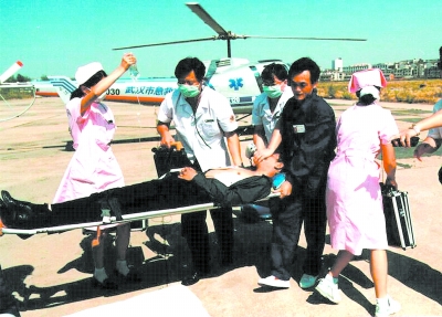 引入医疗救护员制度 优先抢救急危重伤病员