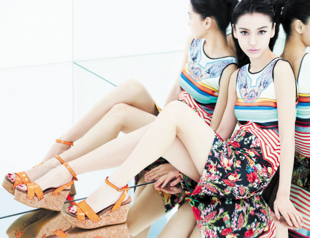 Angelababy代言凉鞋秀美腿