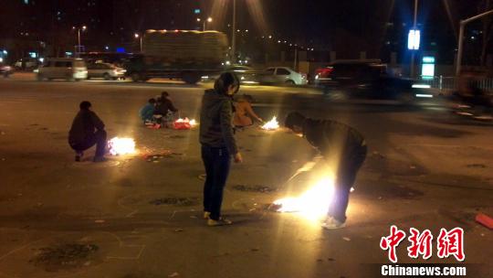 郑州清明节前夜多处点冥火 市民建议正确引导