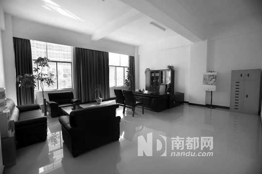 位於新樓2樓的一個副站長辦公室面積寬敞，桌上銘牌為“楊昌榮副站長”。《雲南信息報》供圖