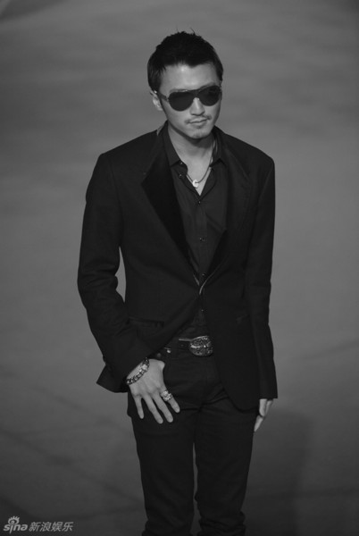 谢霆锋酷帅助阵当评委