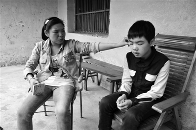 采访中，俞婷婷不断为弟弟拭去眼泪。徐晓春摄
