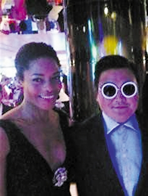 山寨鸟叔戛纳骗吃喝蹭派对