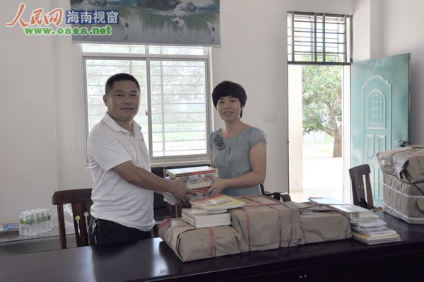 琼台师专向偏远乡村小学赠图书 祝贺儿童节