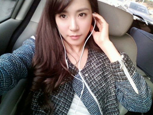韩国女子偶像组合少女时代tiffany最新自拍散发成熟魅力