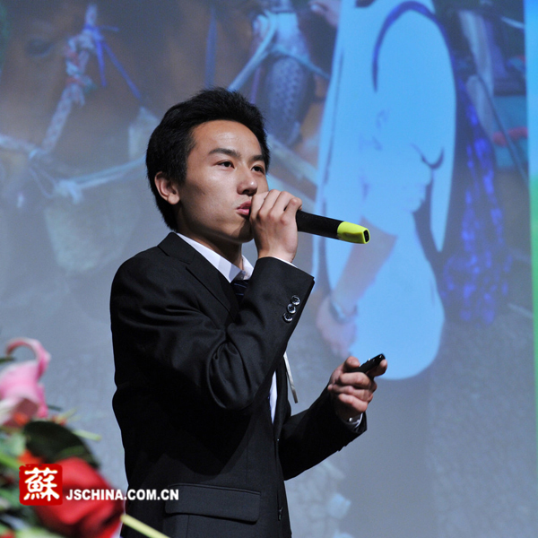 周影在自我介绍。