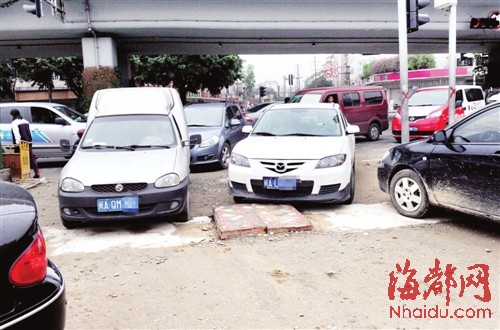 路口井盖凸出 容易刮小车底盘