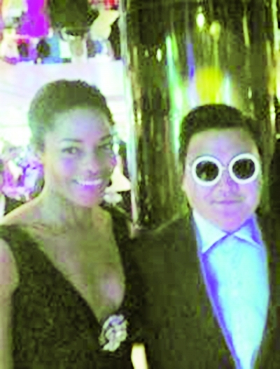 山寨鸟叔戛纳骗吃喝 邦女郎惨上当