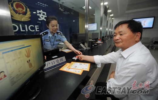 上海换、办二代身份证7月起需按指纹 费用不