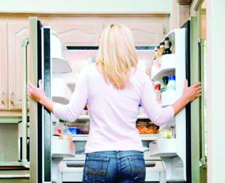 食物存冰箱最佳位置:绿叶菜避免紧贴内壁