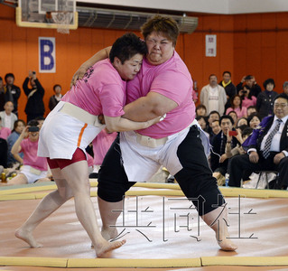 北海道母亲节办女子相扑大赛 有趣绝招吸引眼球(图)