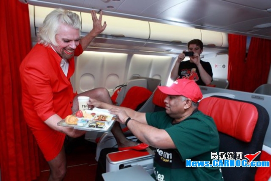 维珍老总愿赌服输变装亚航性感空姐端茶倒水