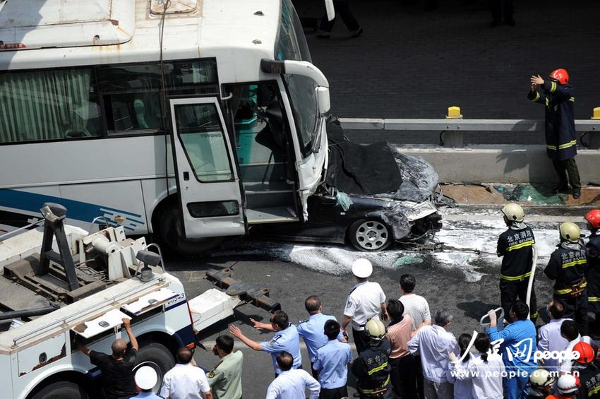 北京木樨地桥交通事故现场惨烈:大客车追尾压