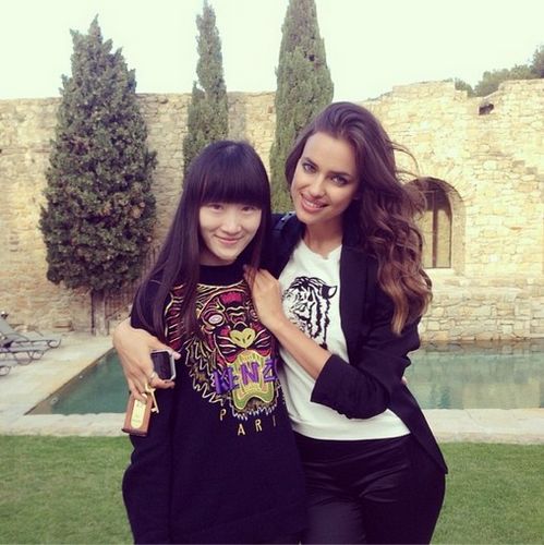 中国女孩与C罗女友亲密合影 获C罗签名球衣(