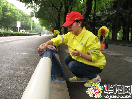 重庆大学生走上街头当环卫工人清理城市牛皮癣
