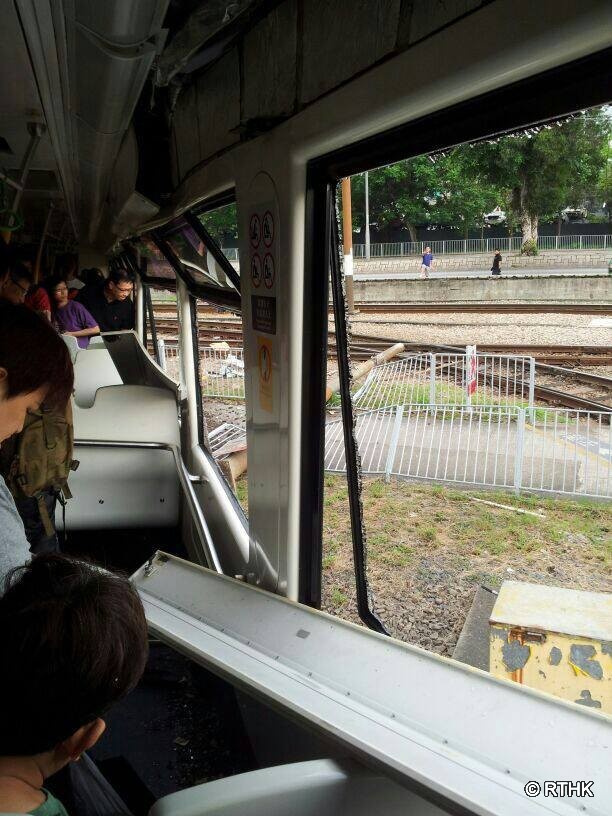 香港轻轨列车出轨 导致约50人受伤（图片）