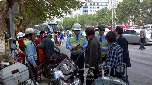 昆明交警整治非机动车违法 查扣13辆非法营运